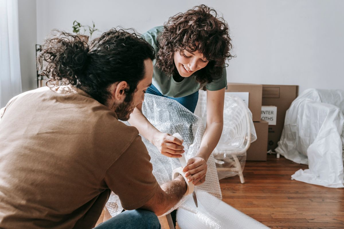 Equipo retirando muebles de un piso